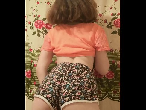 ❤️ Kynþokkafull ung stúlka klæðir sig í stuttbuxurnar á myndavélinni ❤  Kynlíf á klám is.sexygirlspics.ru